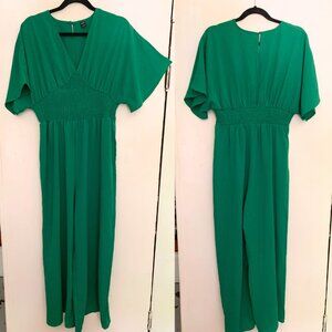 Emery Rose kelly green wide leg jumpsuit with pockets. Size L. Like new.